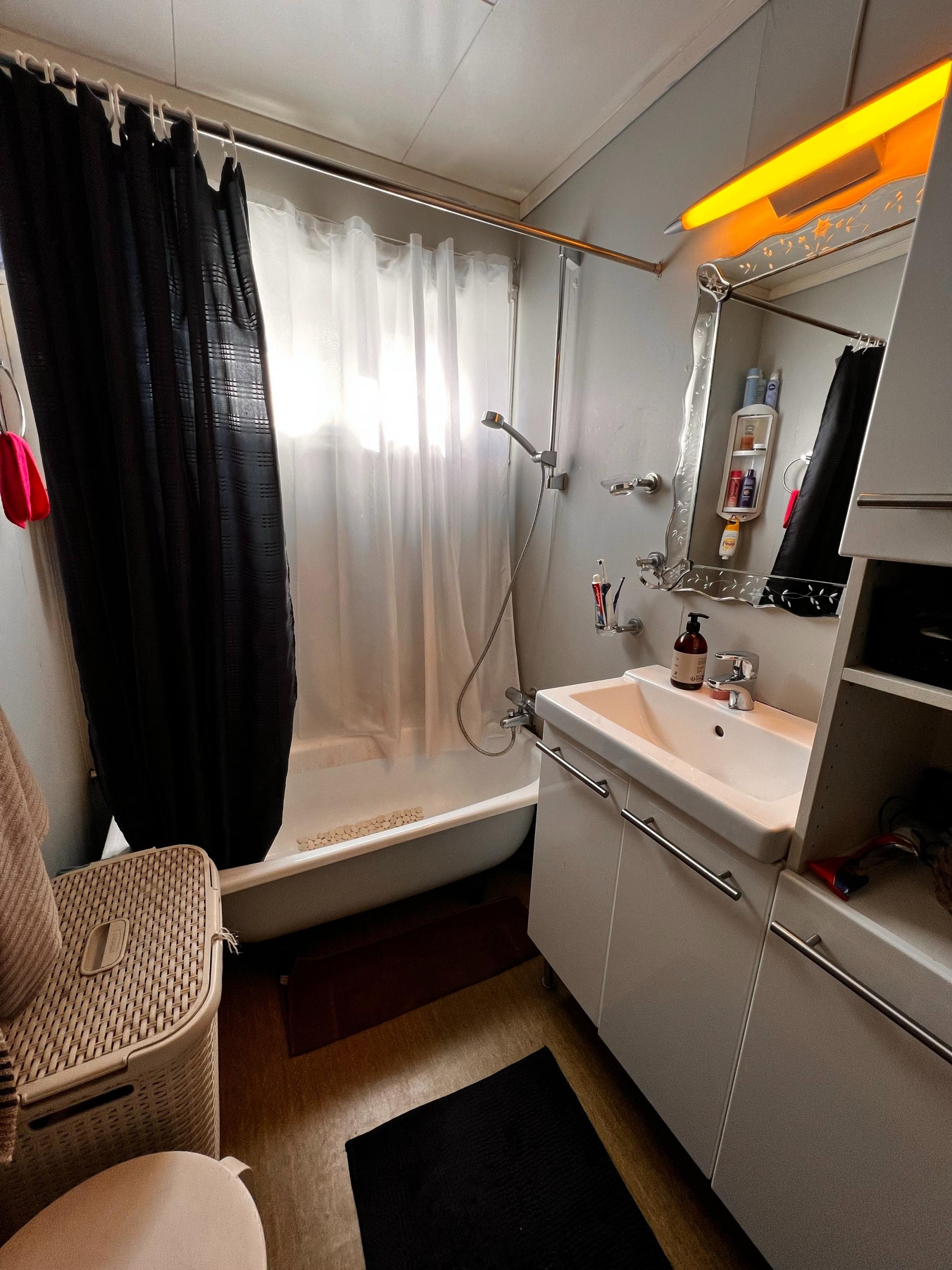 Vil bli satt inn dusjkabinett før innflytting. Vaskemaskin og tørketrommel plassert på kjøkken